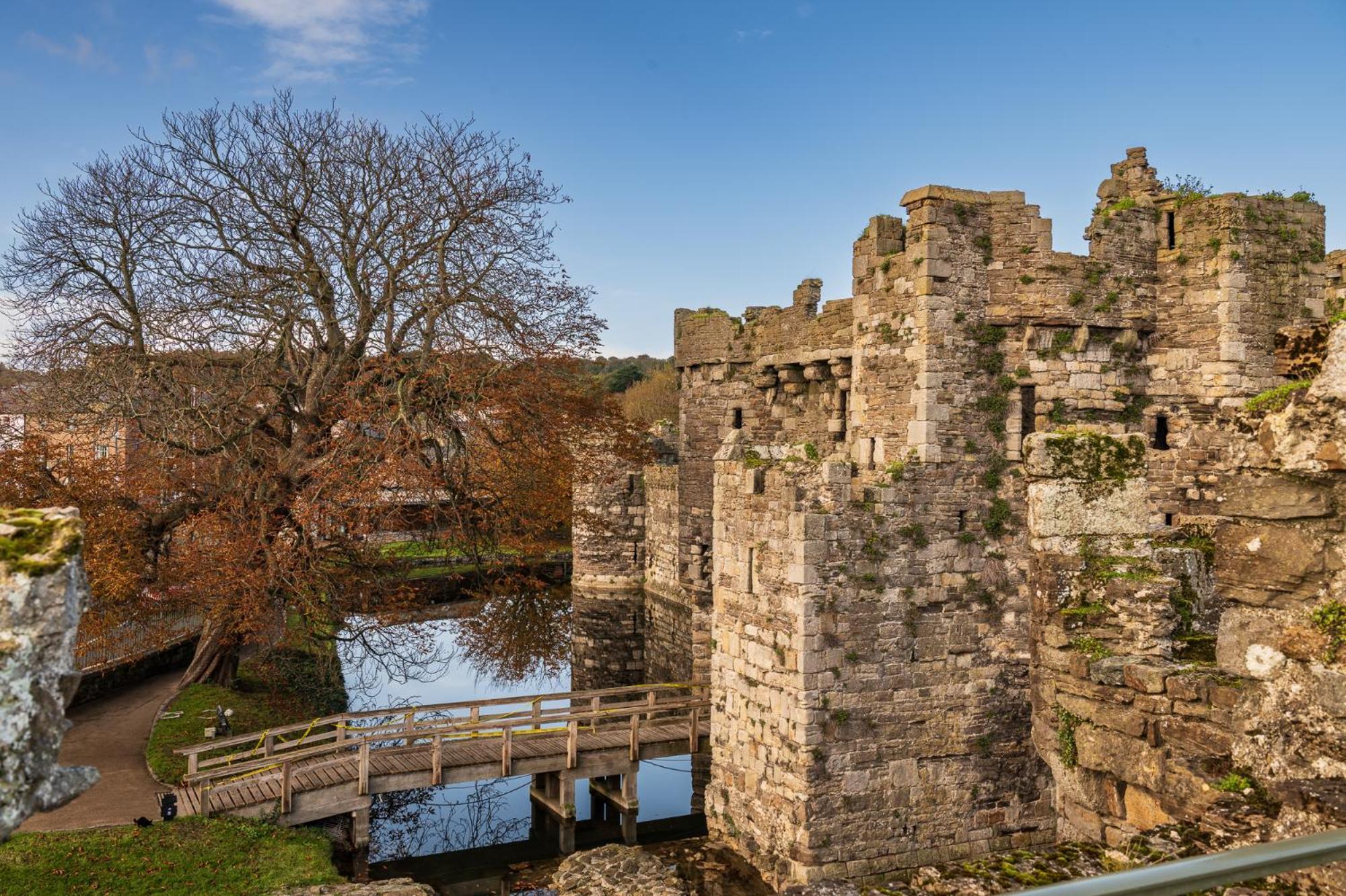 Отель Castle Court Бомарис Экстерьер фото