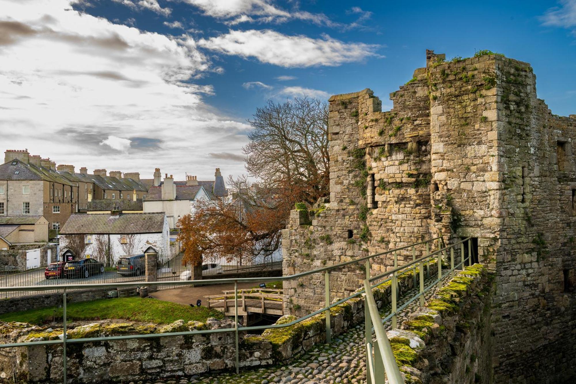 Отель Castle Court Бомарис Экстерьер фото